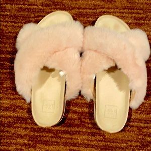 Gap slippers